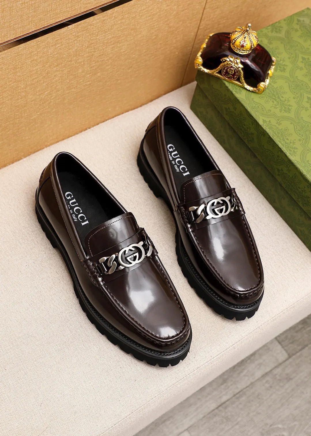 Men's shoes 💰460 💐 Product trademark: GUCCI "Gucci" casual leather shoes Regular size: 39-44 (38.45🉑️customized) Product materials: Selected imported first-layer open-edge beaded cowhide upper + luxury hardware buckle, imported water-dyed cowhide leather lining. Strong three-dimensional visual effect, foam outsole Color: 2⃣️colors available
